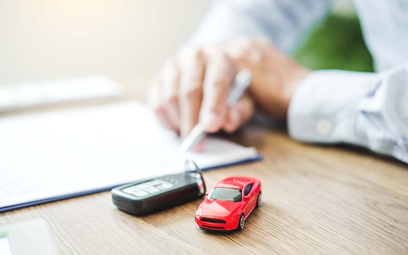 Agent de vente s'occupant de l'accord du contrat d'un transfère de voiture entre le client et le vendeur. Concept de voiture d'assurance.
