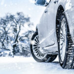 Pneu en hiver sur route enneigée. Pneus d'hiver avec détail de voiture.