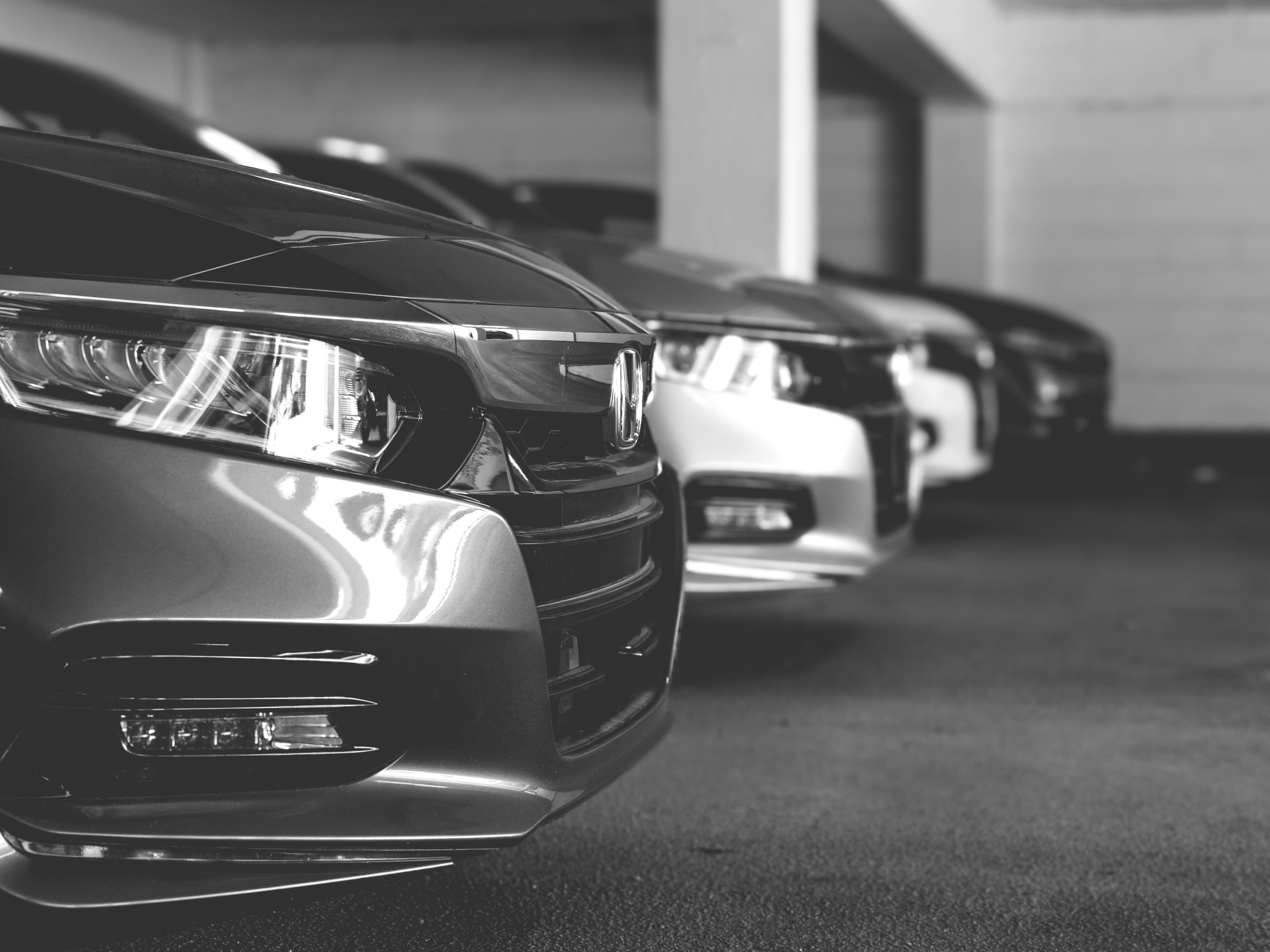 Photo en noir et blanc de VUS dans un garage. Vue de profil, de l'avant du véhicule. Gros plan.