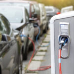Gros plan d'une borne de recharge pour véhicules électriques