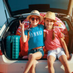 Enfants heureux. Filles soeurs jumelles sur le trajet en voiture pour le voyage d'été